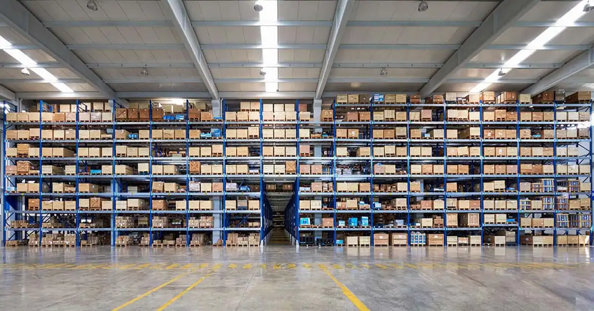 Kệ kho hàng bằng thép, thiết kế chắc chắn, dùng để lưu trữ và sắp xếp hàng hóa trong kho.