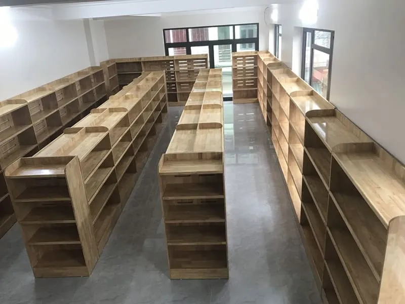 Giá kệ nhà sách gỗ cao su tự nhiên, thiết kế tinh tế, màu sắc hài hòa, phù hợp trưng bày sách và văn phòng phẩm trong không gian hiện đại.