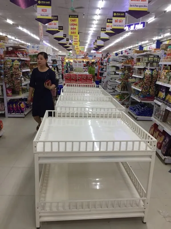 Đảo khuyến mãi chữ U khung sắt Thành Đạt, thiết kế chắc chắn, kiểu dáng hiện đại, giúp trưng bày hàng khuyến mãi nổi bật trong siêu thị.