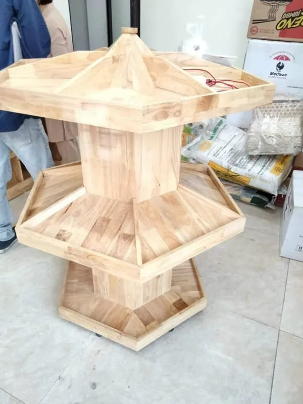 Đảo khuyến mãi gỗ lục giác Thành Đạt, thiết kế sang trọng, kiểu dáng lục giác độc đáo, giúp trưng bày hàng khuyến mãi nổi bật và thu hút khách hàng.