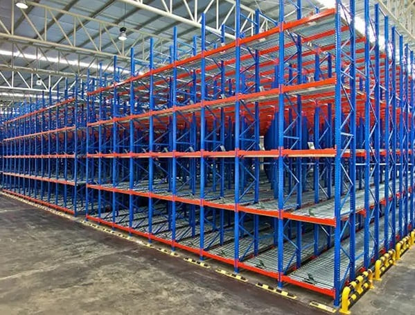 Kệ con lăn Thanh Đạt, hệ thống kệ trượt hàng hóa tự động, giải pháp lưu trữ động FIFO cho kho công nghiệp.