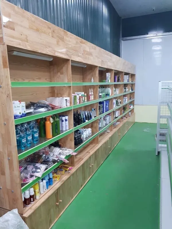 Kệ gỗ trưng bày đa năng dùng cho nhà sách và cửa hàng mỹ phẩm, thiết kế hiện đại, nhiều tầng, chất liệu gỗ cao cấp bền đẹp, thẩm mỹ cao.