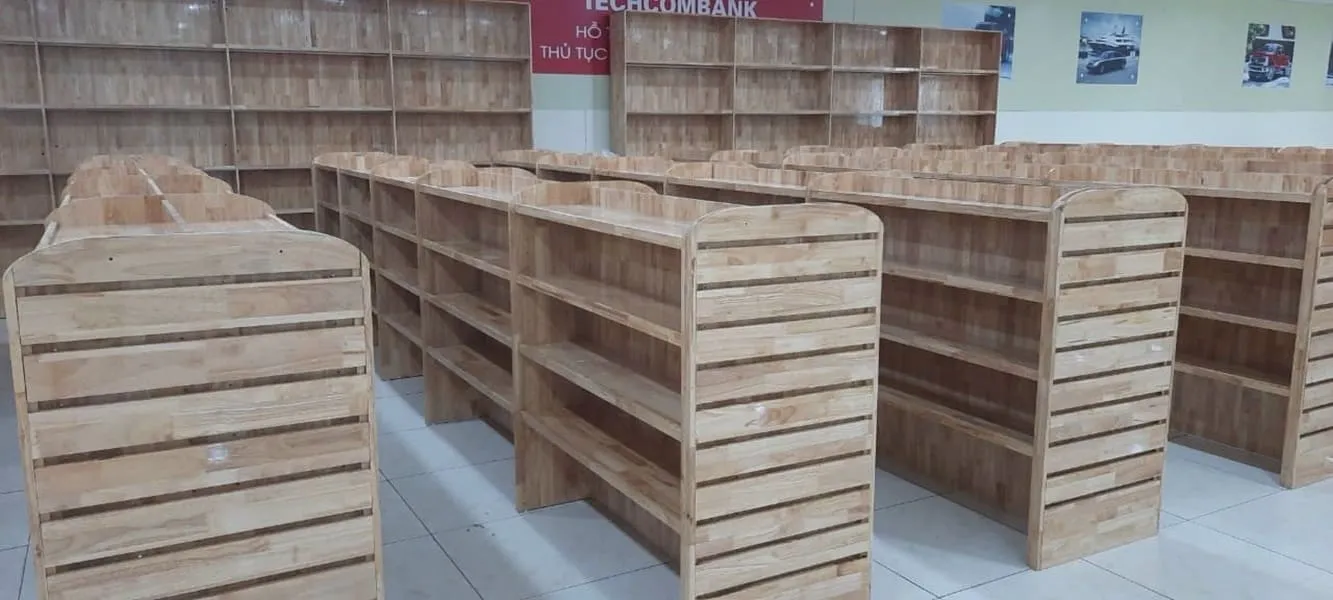 Kệ gỗ nhà sách Thanh Đạt làm từ gỗ cao su tự nhiên, thiết kế nhiều tầng, sang trọng và chắc chắn, phù hợp cho nhà sách và thư viện hiện đại.