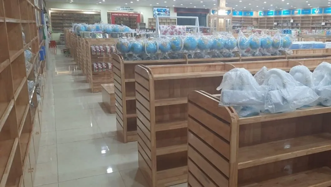 Kệ nhà sách tại Quảng Ninh do Thanh Đạt sản xuất và lắp đặt, thiết kế hiện đại, sơn tĩnh điện bền đẹp, phù hợp trưng bày sách và văn phòng phẩm.