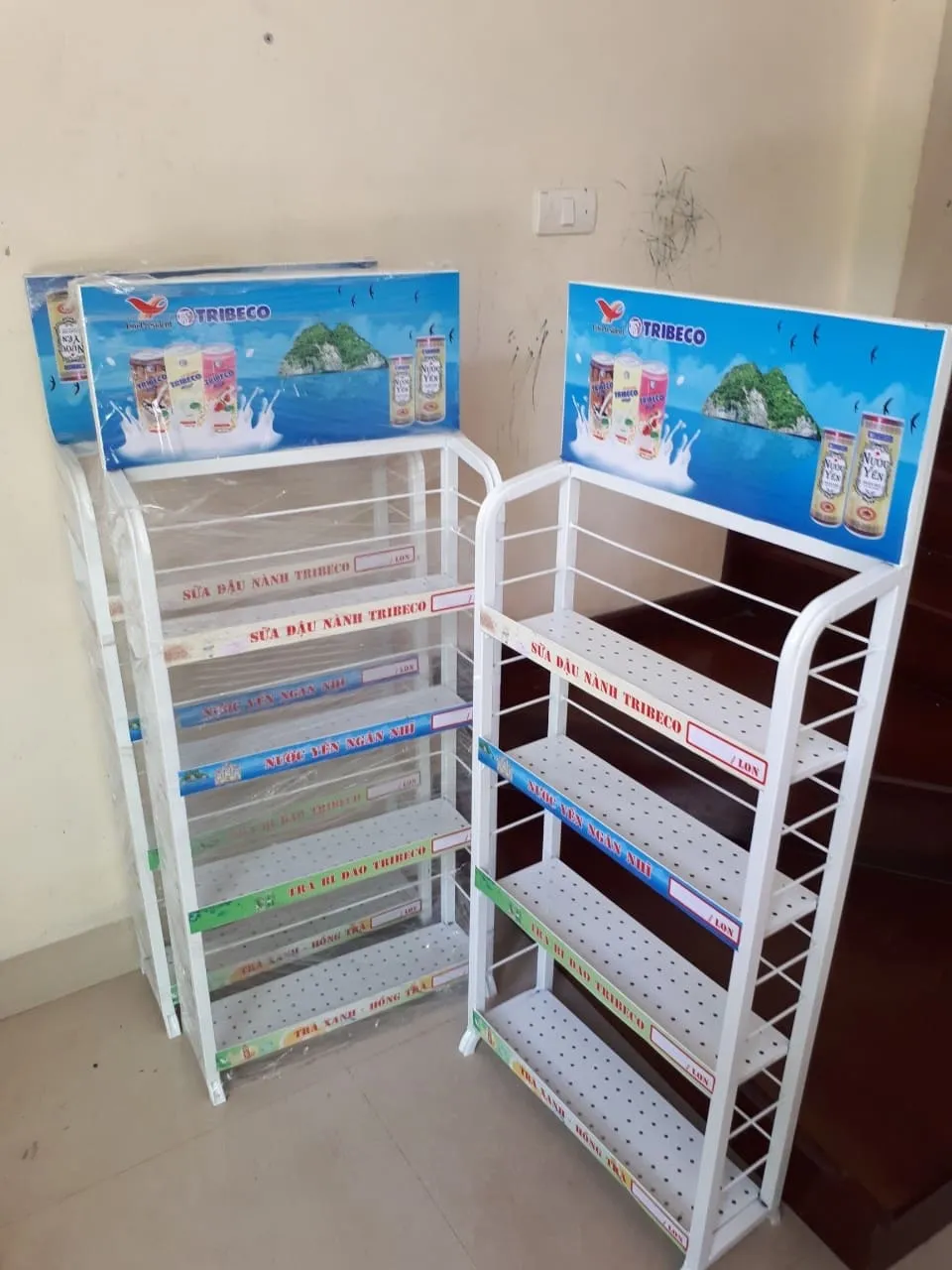 Kệ quảng cáo trà bí đao Thanh Đạt, thiết kế nhiều tầng chắc chắn, màu sắc bắt mắt, giúp trưng bày và quảng bá sản phẩm hiệu quả tại siêu thị.