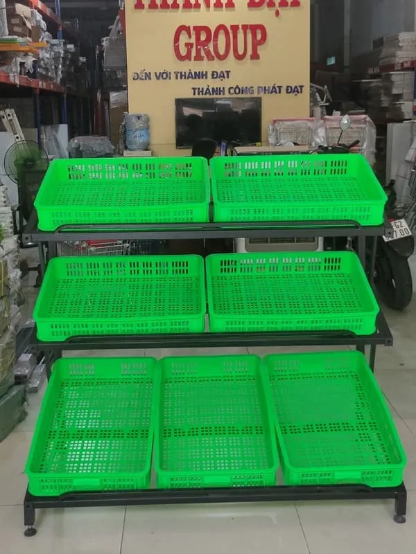 Kệ rau khay nhựa Thành Đạt, thiết kế hiện đại, khung sắt sơn tĩnh điện kết hợp khay nhựa nhiều tầng trưng bày rau củ quả gọn gàng, sạch đẹp.