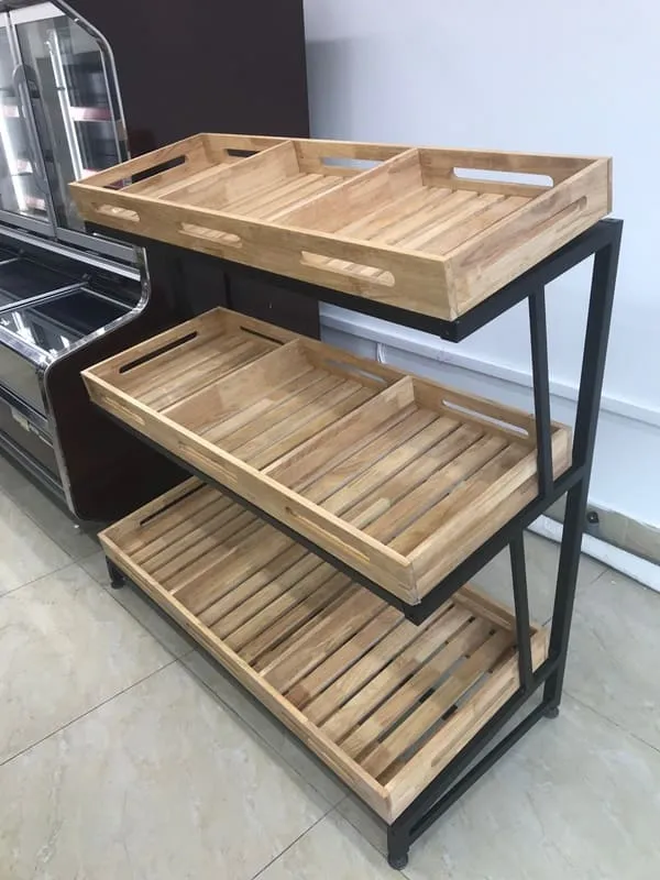 Kệ rau mâm gỗ đơn Thành Đạt, thiết kế tinh tế, khung sắt sơn tĩnh điện kết hợp mặt gỗ tự nhiên, trưng bày rau củ quả đẹp mắt và bền bỉ.