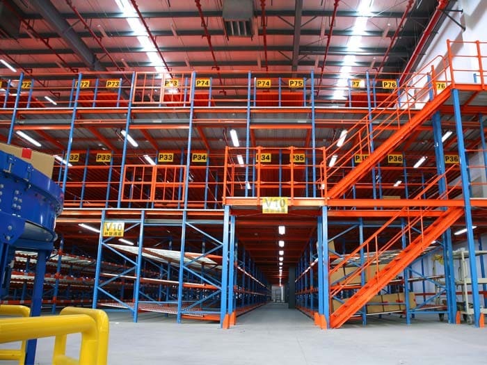 Kệ sàn 3 tầng bằng thép sơn tĩnh điện, giúp tăng diện tích lưu trữ hàng hóa và tối ưu không gian kho hàng.