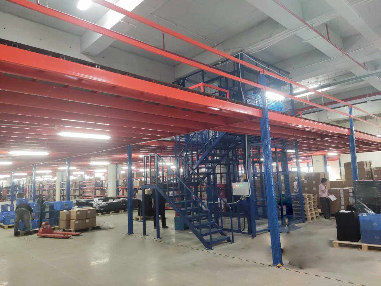 Kệ sàn công nghiệp tại Phú Hà, Phú Thọ – hệ thống 2 tầng bằng thép sơn tĩnh điện, giúp tối ưu diện tích kho hàng.
