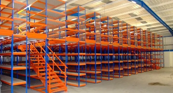 Kệ sàn mezzanine công nghiệp bằng thép sơn tĩnh điện, giúp tăng diện tích kho hàng và tối ưu không gian lưu trữ.