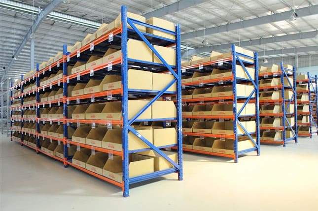 Kệ sắt lắp ghép trung tải, hệ thống kệ kho công nghiệp tải trung, dễ lắp đặt và bền đẹp.