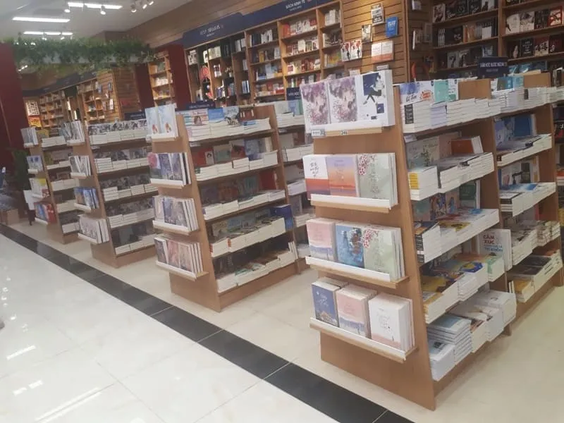 Kệ trưng bày sách bằng thép sơn tĩnh điện kết hợp gỗ công nghiệp, thiết kế nhiều tầng, hiện đại, phù hợp cho nhà sách và thư viện.