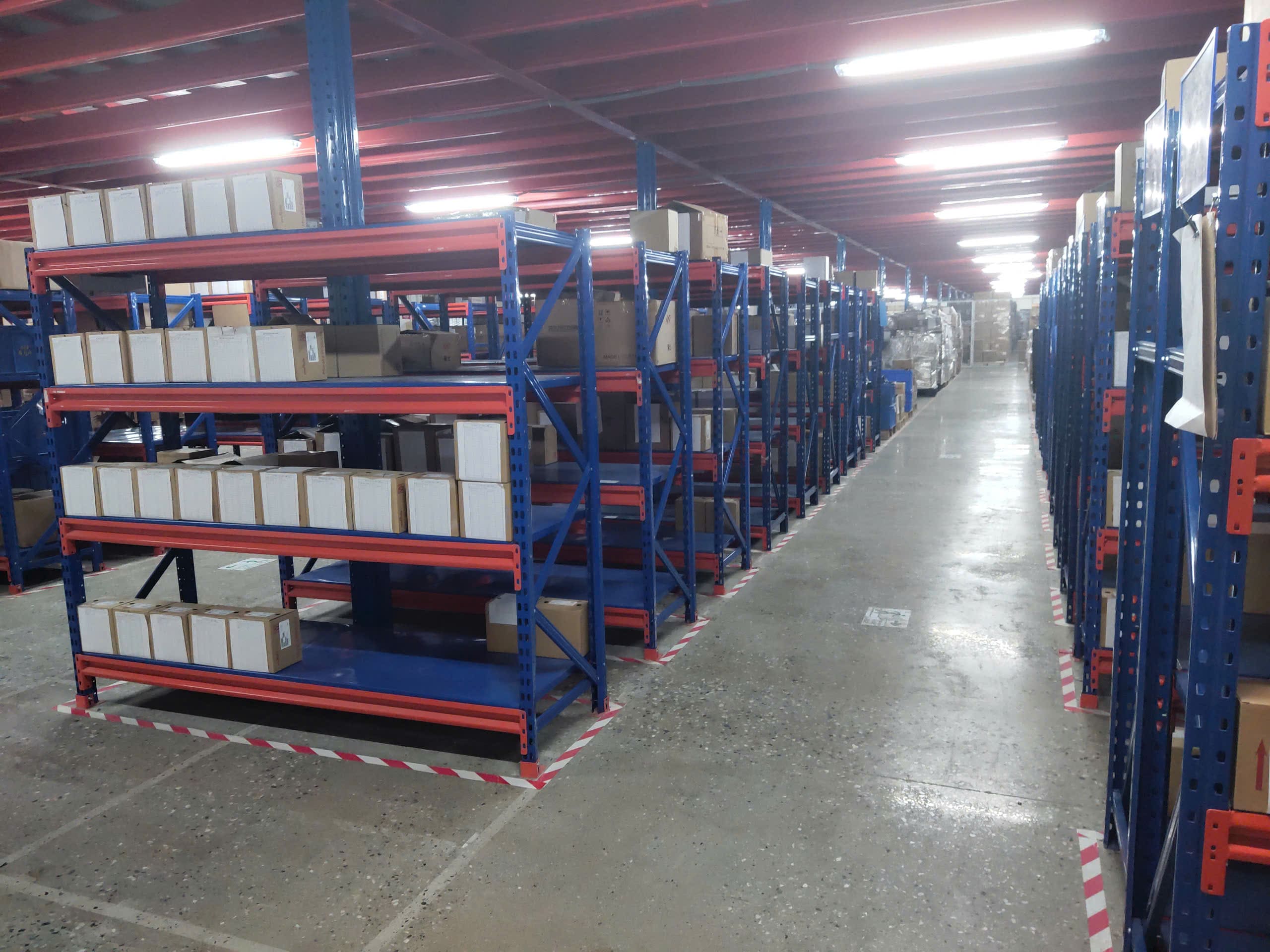 Lắp đặt kệ trung tải Thanh Đạt, thi công hệ thống kệ kho hàng tải trọng trung chuyên nghiệp, an toàn và bền đẹp.