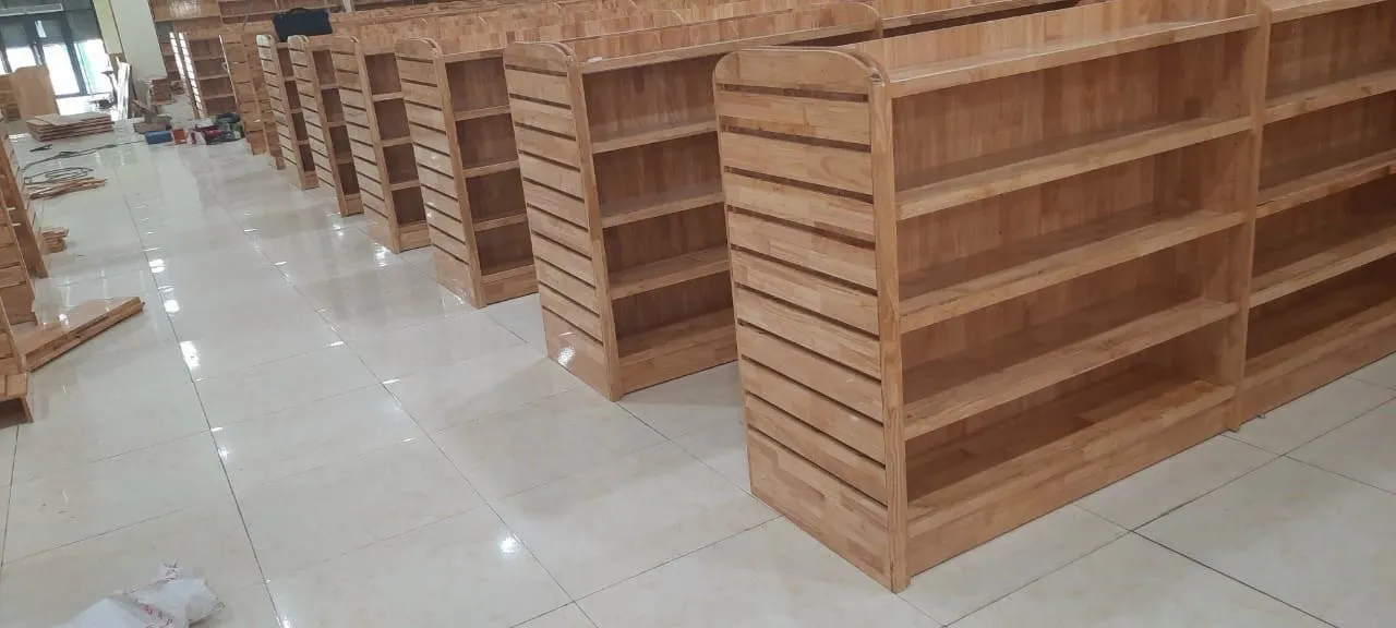 Thi công kệ gỗ cho nhà sách Thành Đạt, thiết kế hiện đại, chất liệu gỗ cao cấp, phù hợp trưng bày sách, truyện và văn phòng phẩm.